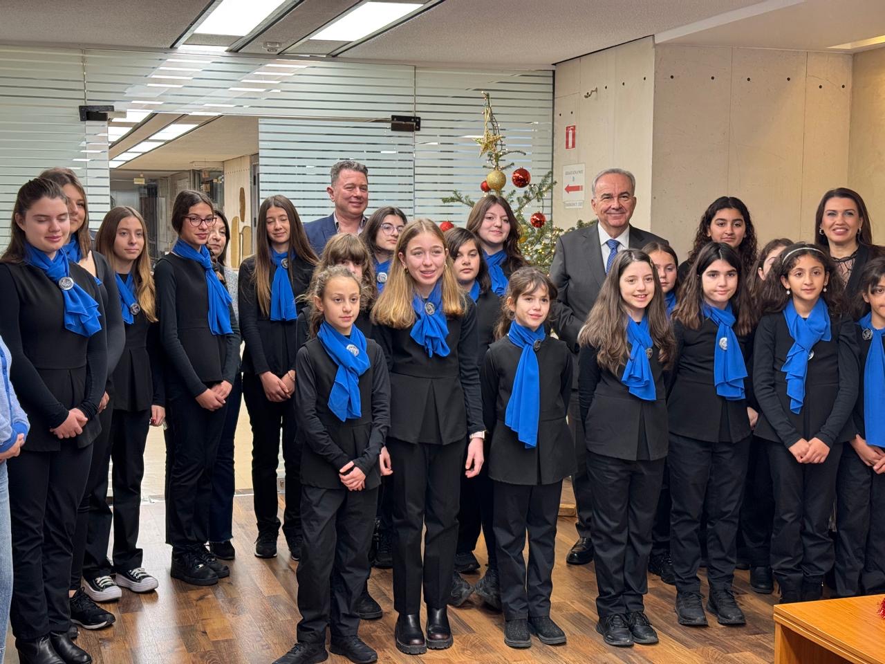 Χαρούμενες φωνές και χριστουγεννιάτικες μελωδίες από τη Χορωδία “Ελένη Ζαννή”