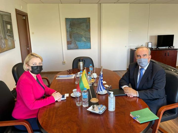 Ο Νίκος Παπαθανάσης, Αναπληρωτής Υπουργός Ανάπτυξης & Επενδύσεων, με την Υφυπουργό Οικονομίας και Καινοτομίας της Λιθουανίας, Jovita Neliupšienė
